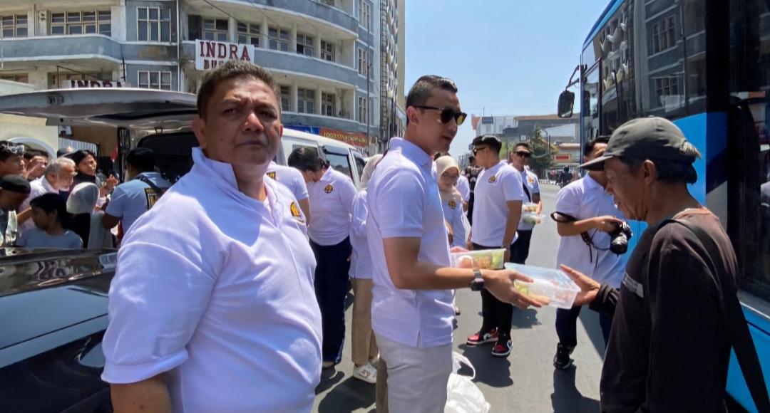 Jumat Berkah, Relawan Komandan Bagikan 1000 Boks Makanan bersama Calwalkot Ridwan Dhani Wirianata