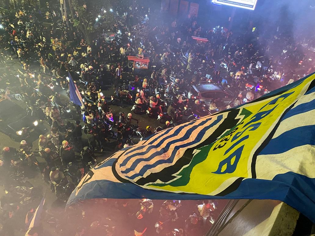 Momen Kota Bandung Jadi Lautan 'Biru', Penuh Konvoi Bobotoh Rayakan Kemenangan Persib Bandung