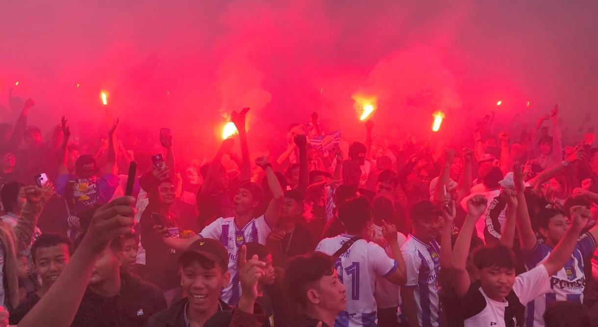 Ribuan-bobotoh-memadati-kawasan-depan-Stadion-Purnawarma.jpg