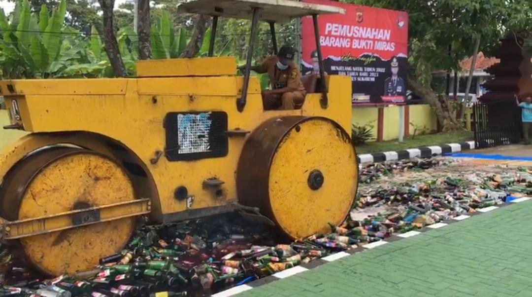 Ribuan-botol-berisi-miras-berbagai-merek-dimusnahkan-Polres-Sukabumi-1.jpg