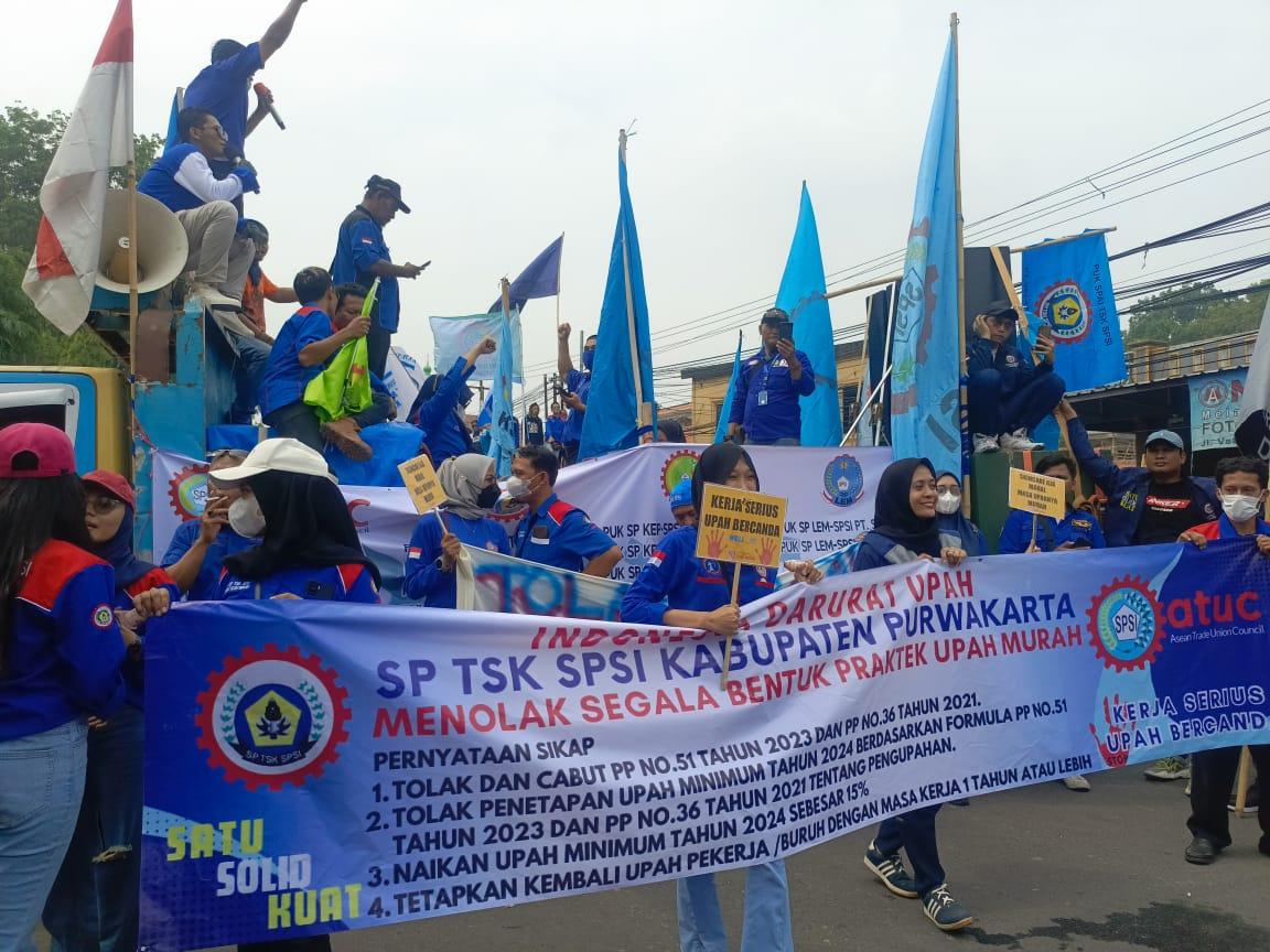 Ribuan-buruh-saat-melakukan-aksi-unjuk-rasa.jpg