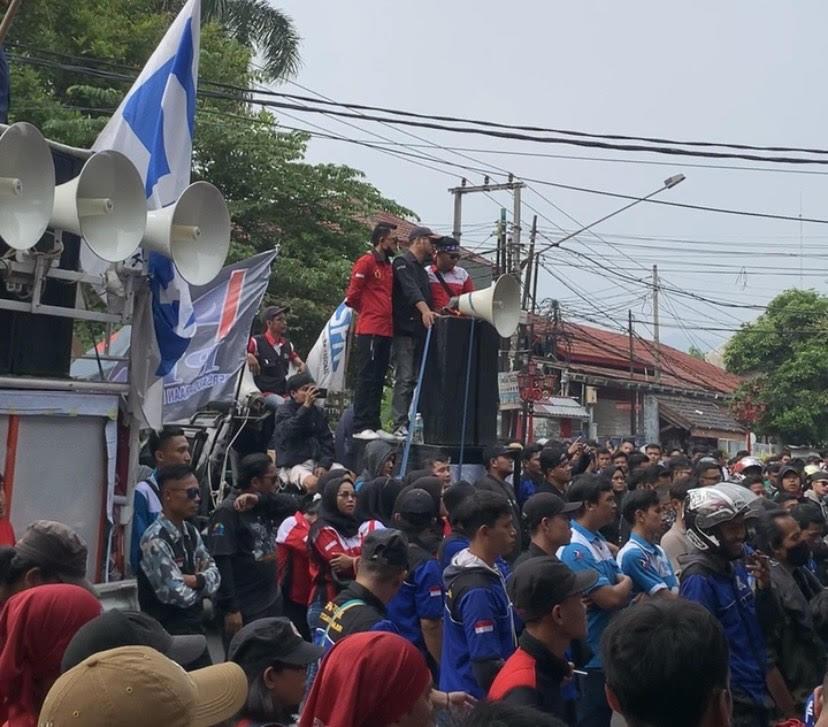 Ribuan-buruh-yang-tergabung-dalam-sejumlah-serikat-pekerja-saat-melakukan-aksi.jpg