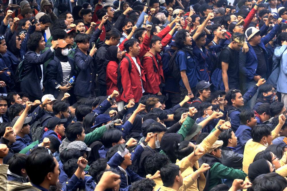 Ribuan-mahasiswa-dan-elemen-masyarakat-menggelar-unjuk-rasa-2.jpg