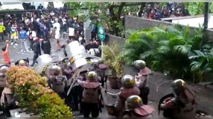 BREAKING News, Demo Bobotoh di Graha Persib Ricuh, Batu Berseliweran, Polisi Keluarkan Tameng