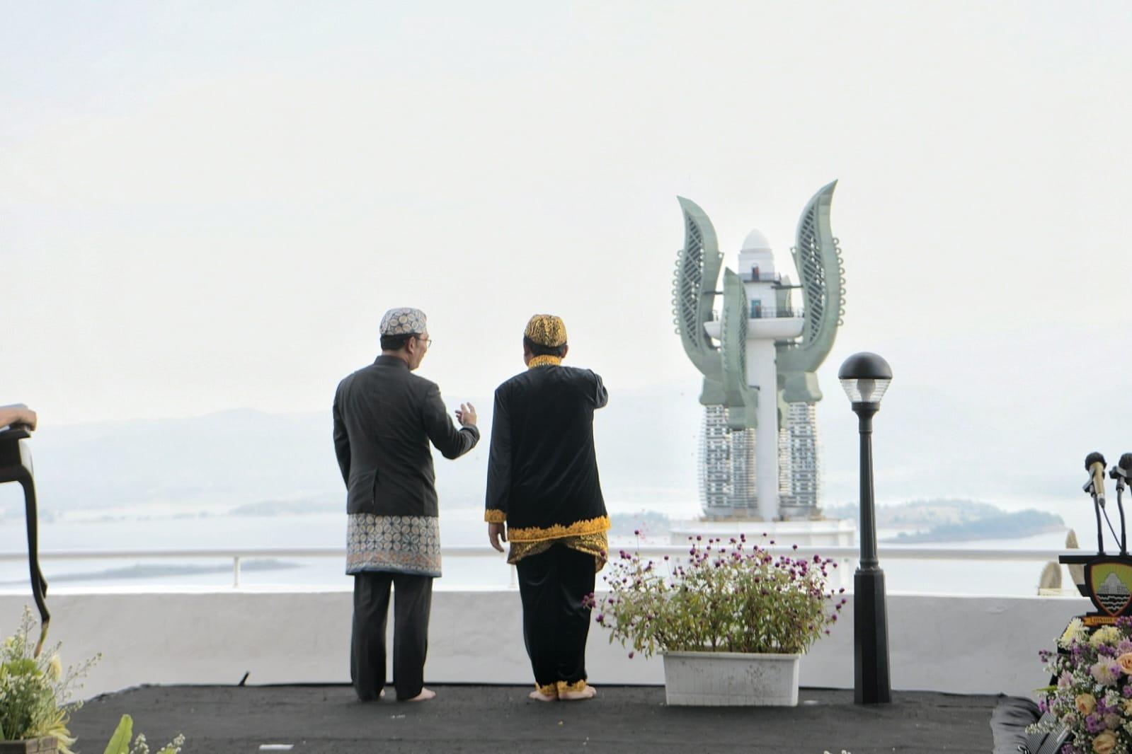 Ridwan-Kamil-di-menara-Kujang-Sapasang-di-Jatigede.jpg