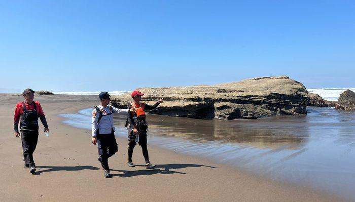 Rizki-wisatawan-asal-Bandung-Pantai-Karang-Papak-Kabupaten-Garut-Jawa-Barat.jpg