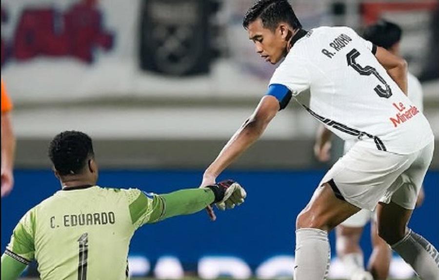 Rizky-Ridho-mengulurkan-tangan-ke-arah-kiper-Eduardo.jpg