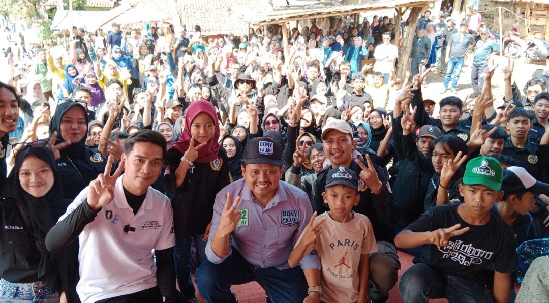 Roadshow-di-Jatinangor-Sumedang-Dony-Ahmad-Munir-Fajar-Aldila-Diserbu-Ribuan-Warga-untuk-Swafoto.jpg