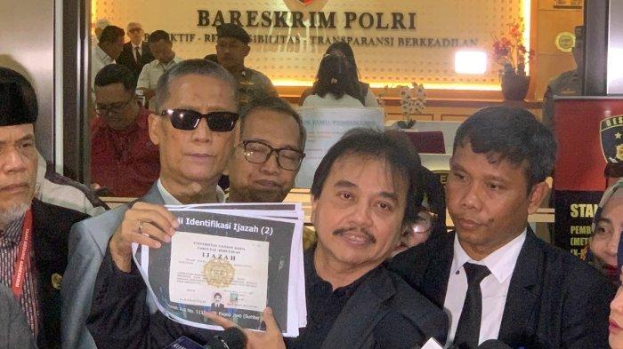 Roy-Suryo-memaparkan-hasil-analisis-teknis-sebut-dokumen-akademik-Jokowi-palsu.jpg