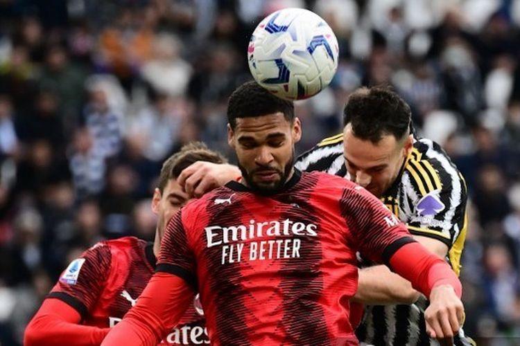 Ruben-Loftus-Cheek-dari-AC-Milan-tengah-menanduk-bola-saat-dikawal-Federico-Gatti.jpg
