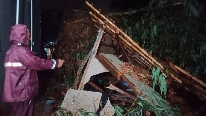 Rumah-di-Kampung-Pasir-Luhur-Desa-Cipacing-Kecamatan-Jatinangor-Sumedang.jpg
