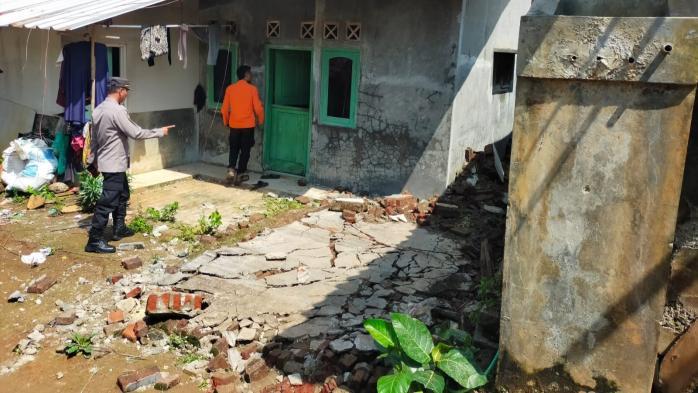 Rumah-terdampak-gempa-bumi-Garut-di-Majalengka-Senin-2942024.jpg