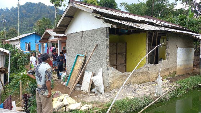 Rumah-warga-rusak-parah-akibat-gempa-bumi-di-Sukabumi-Jumat-8122023.jpg