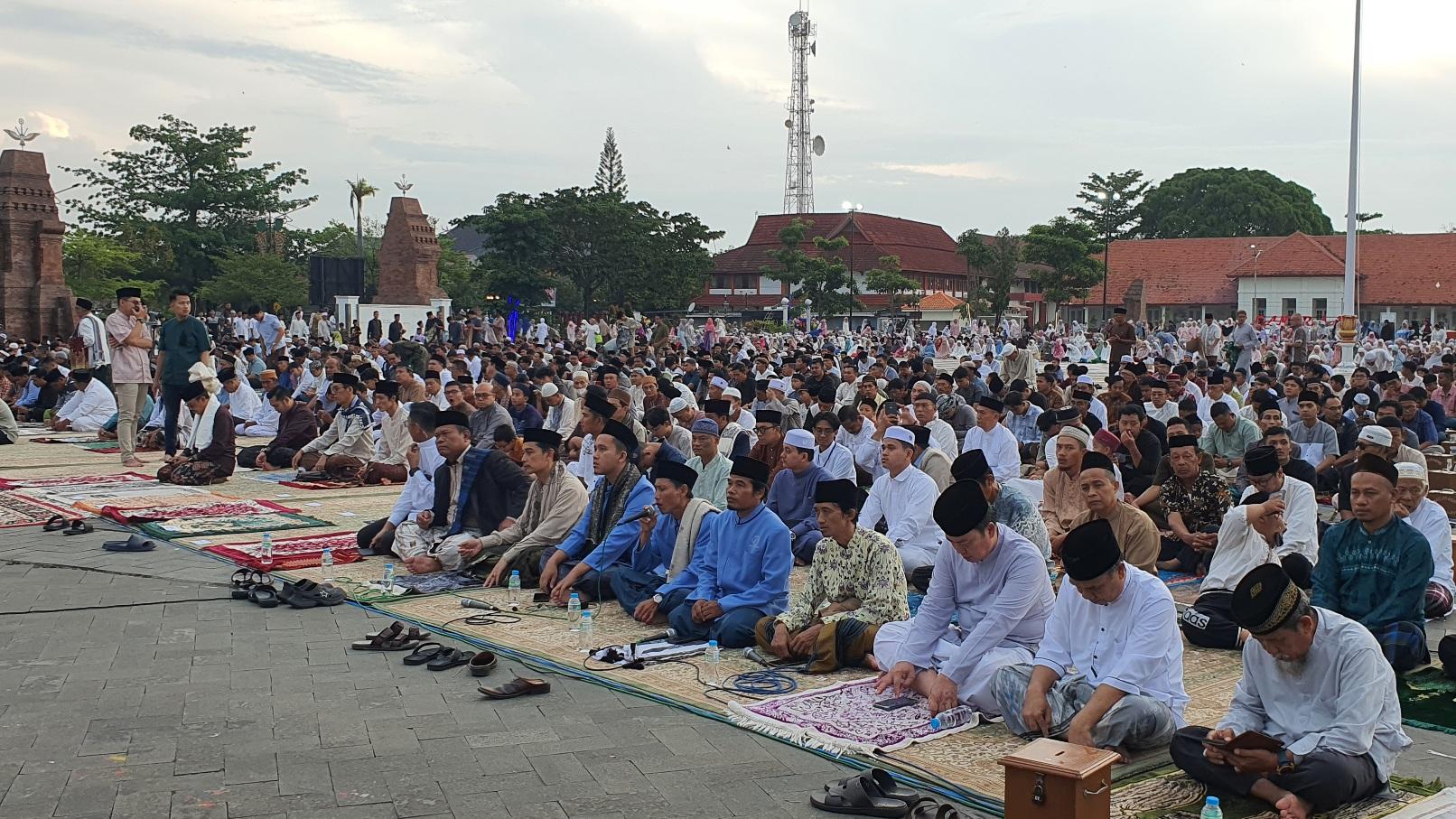 SALAT-ID-DI-alun-alun-indramayu-2026.jpg