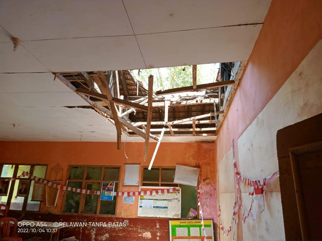 DETIK-detik Atap Kelas SDN 1 Bunisari Garut Ambrol Saat Siswa Belajar, Korban Langsung Dievakuasi