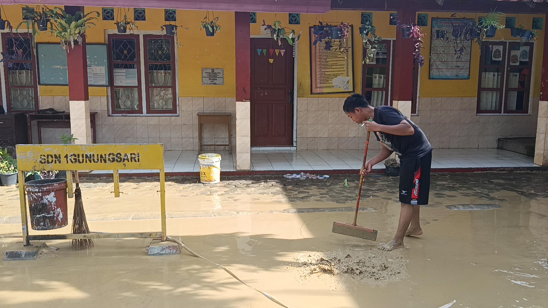 SDN-1-Gunung-Sari-Kecamatan-Waled-Kabupaten-Cirebon-terendam-banjir.jpg