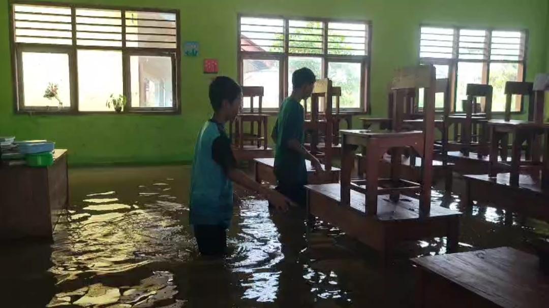 SMPN-2-PANGENAN-CIREBON-KEBANJIRAN-1302.jpg