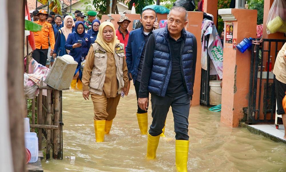 Saan-Mustopa-meninjau-banjir-di-Kelurahan-Tanjungpura-Karawang.jpg