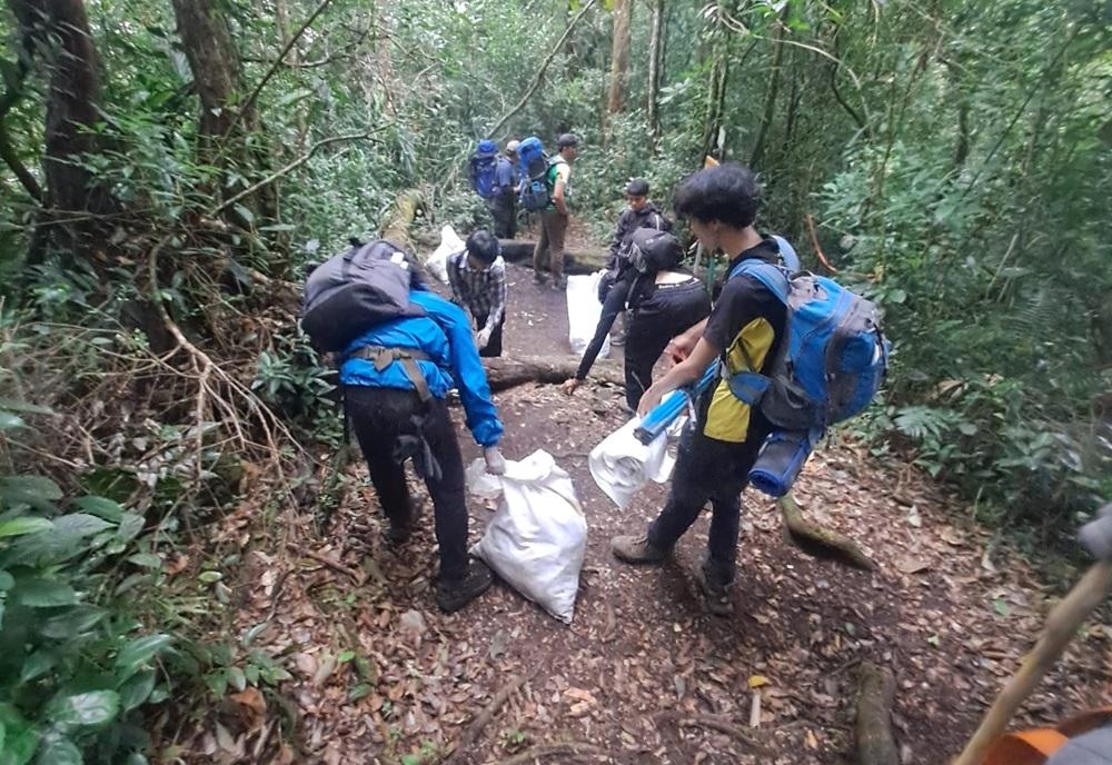 Saat-operasi-bersih-di-jalur-pendakian-Gunung-Gede-Pangrango.jpg