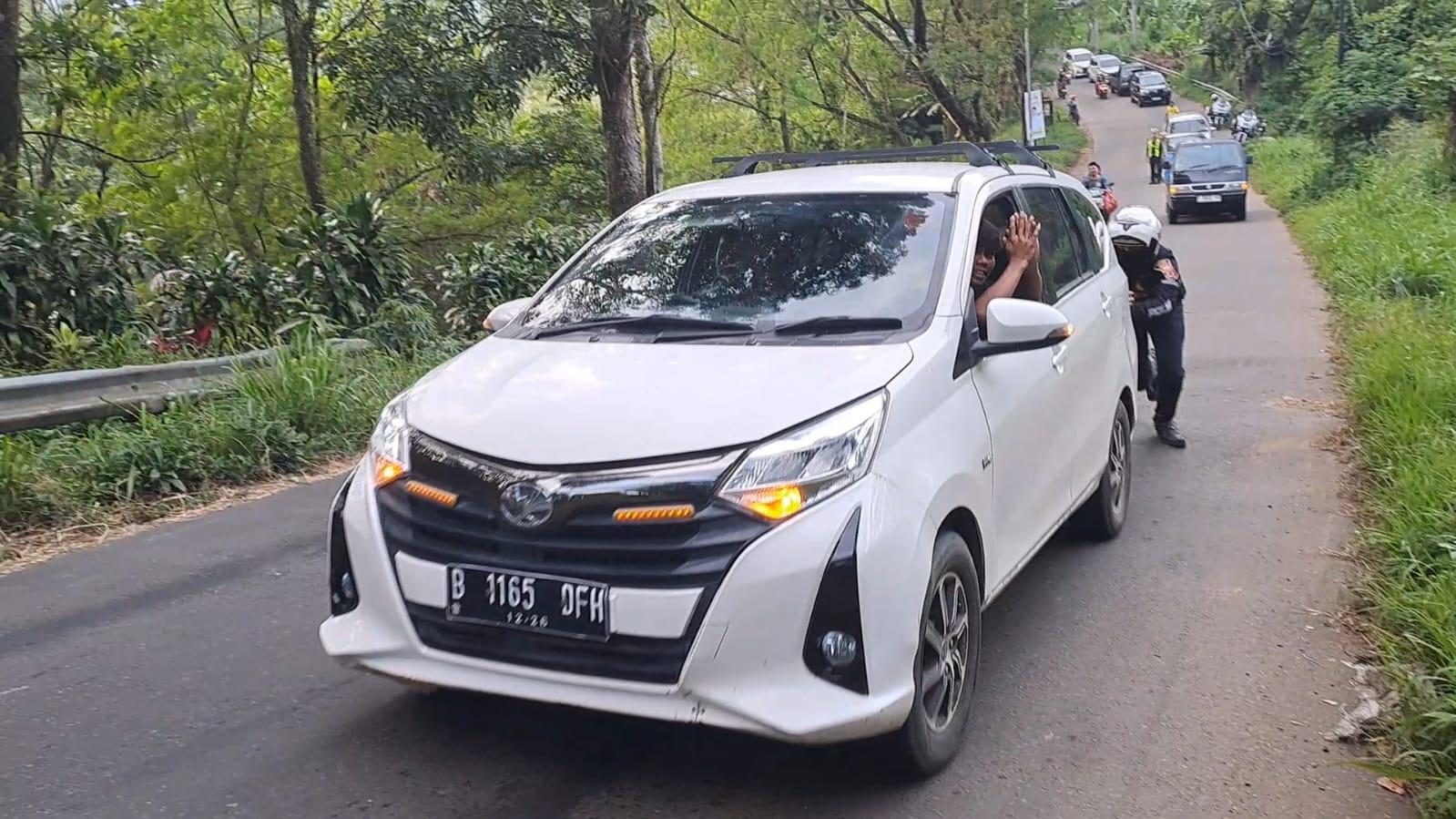 Saat-petugas-polisi-mendorong-mobil-pemudik-t.jpg