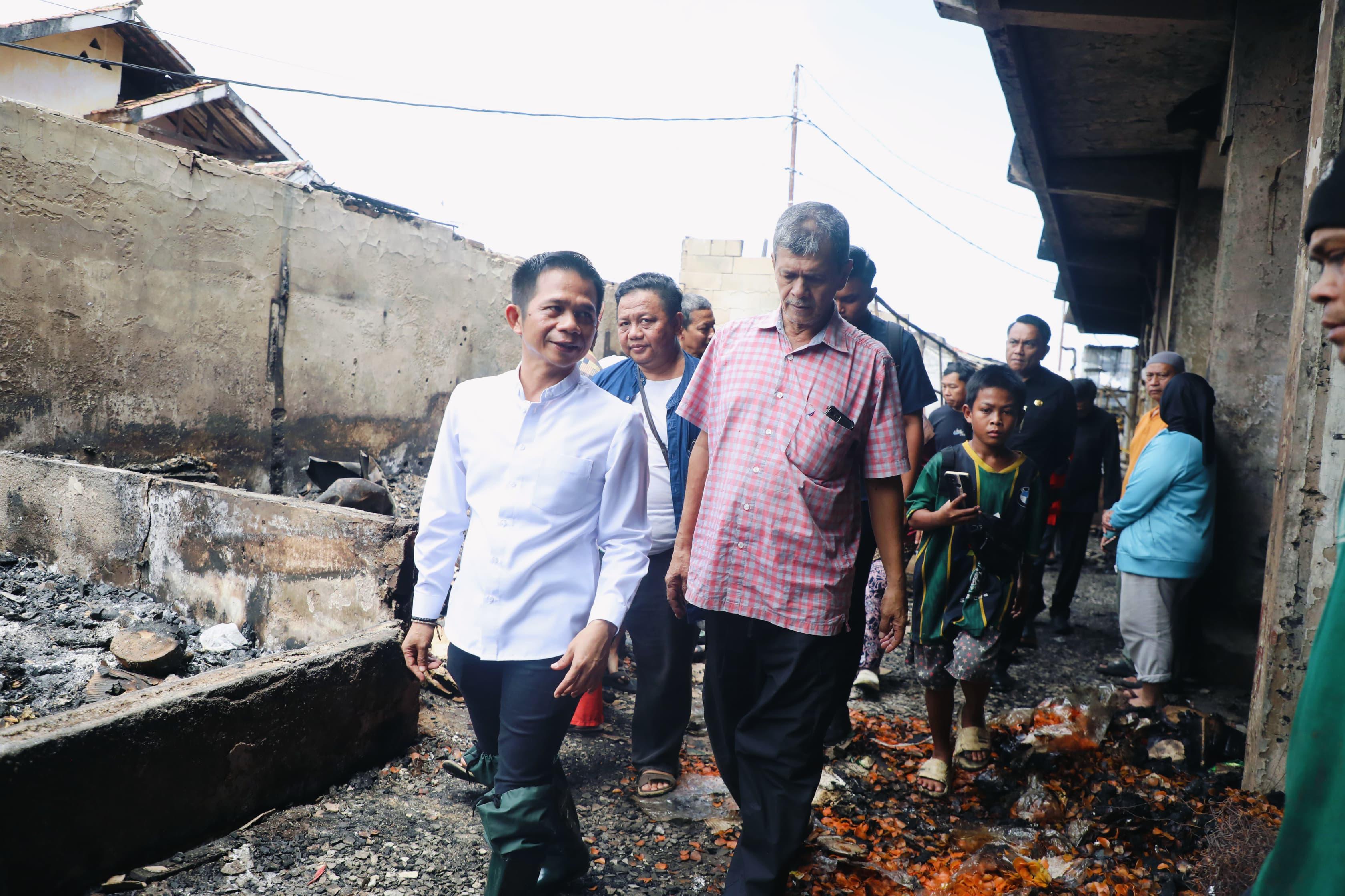 Saepul-Bahri-Binzein-meninjau-langsung-lokasi-kebakaran-Pasar-Rebo.jpg