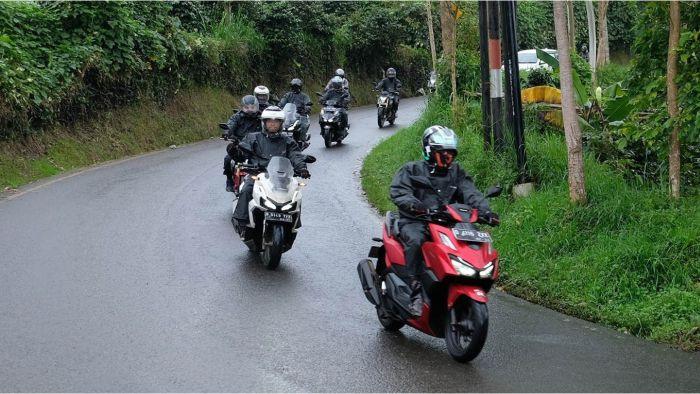 Safety-Riding-Development-Section-Head-PT-Daya-Adicipta-Motora-Ludhy-Kusuma-menjelaskan.jpg