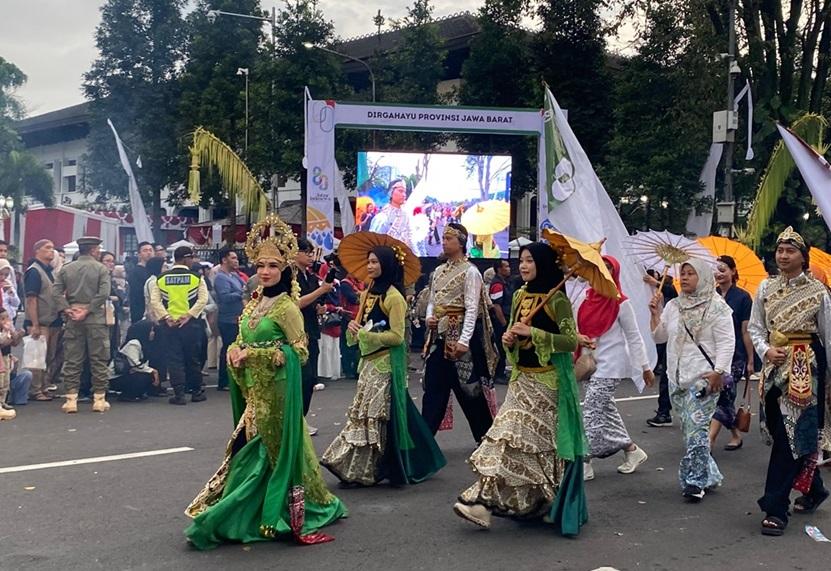 Salah-satu-peserta-Kirab-Budaya-di-Bandung.jpg