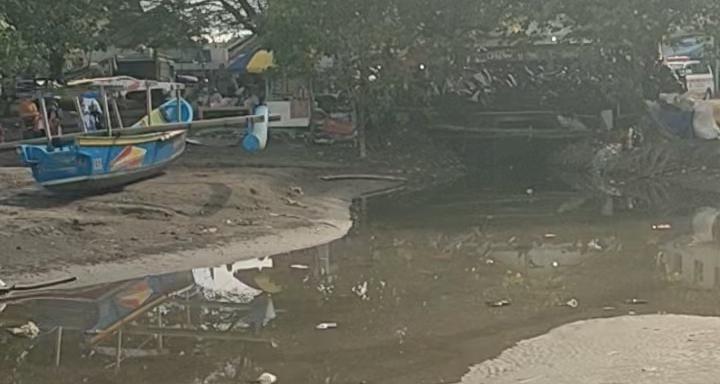 Saluran-Pantai-Barat-Pangandaran-mengeluarkan-air-berwarna-hijau-kehitaman-pekat-dan-bau.jpg