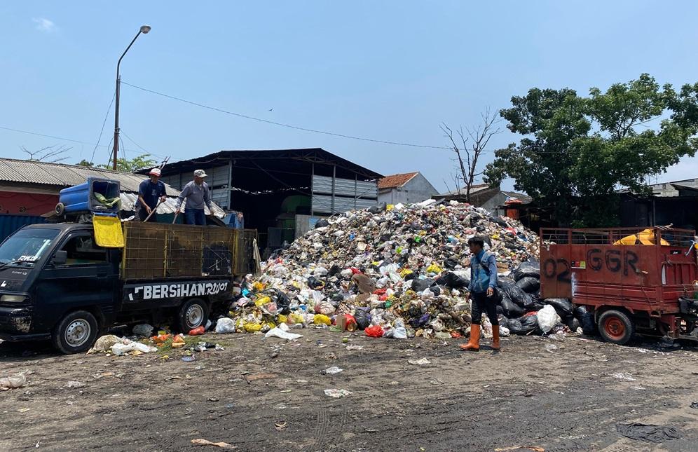 Tumpukan sampah di Tempat Pemrosesan Akhir (TPA) Sarimukti, Kabupaten Bandung Barat, Jawa Barat.