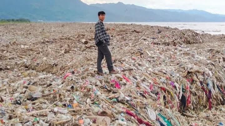 Sampah-kain-menumpuk-di-Pantai-Talanca-Sukabumi.jpg
