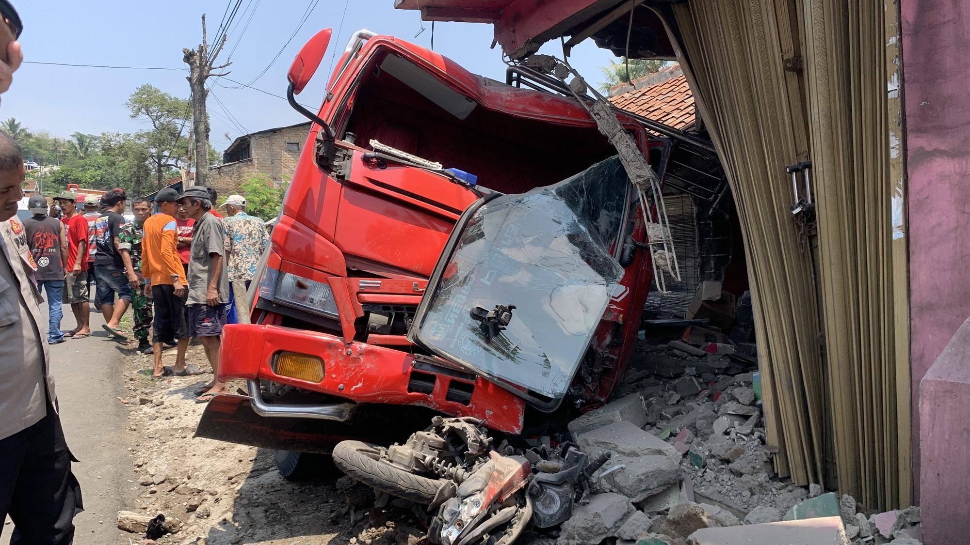 Satlantas-Polres-Cianjur-menyebutkan-supir-truk-bermuatan-semen.jpg