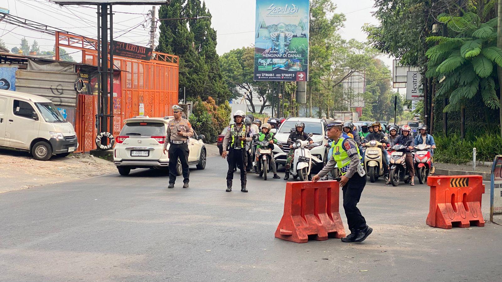 Satlantas-Polres-Cimahi-saat-menerapkan-CB-One-Way-di-Simpang-Beatrix-Lembang.jpg
