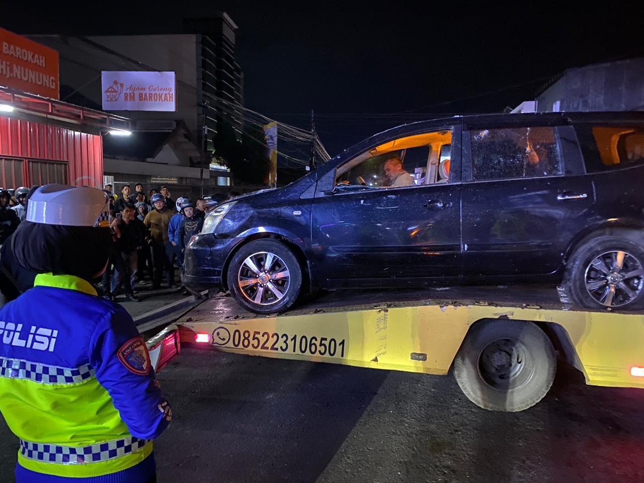 Satlantas-Polres-Garut-mengevakuasi-mobil-Grand-Livina.jpg