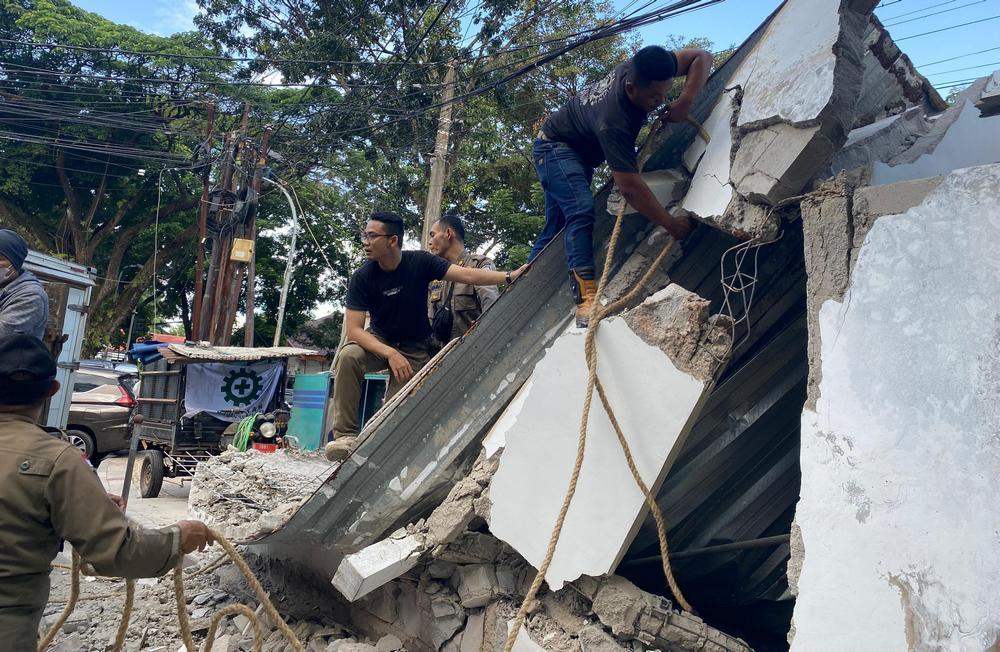 Satpol-PP-Kota-Bandung-saat-membongkar-garasi-yang-dibangun.jpg