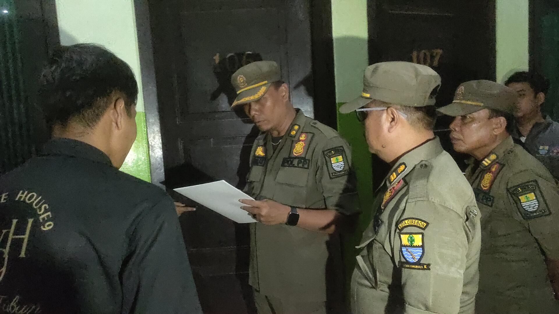 Satpol-PP-Kota-Cirebon-bersama-unsur-TNI-Polri-menggelar-razia.jpg