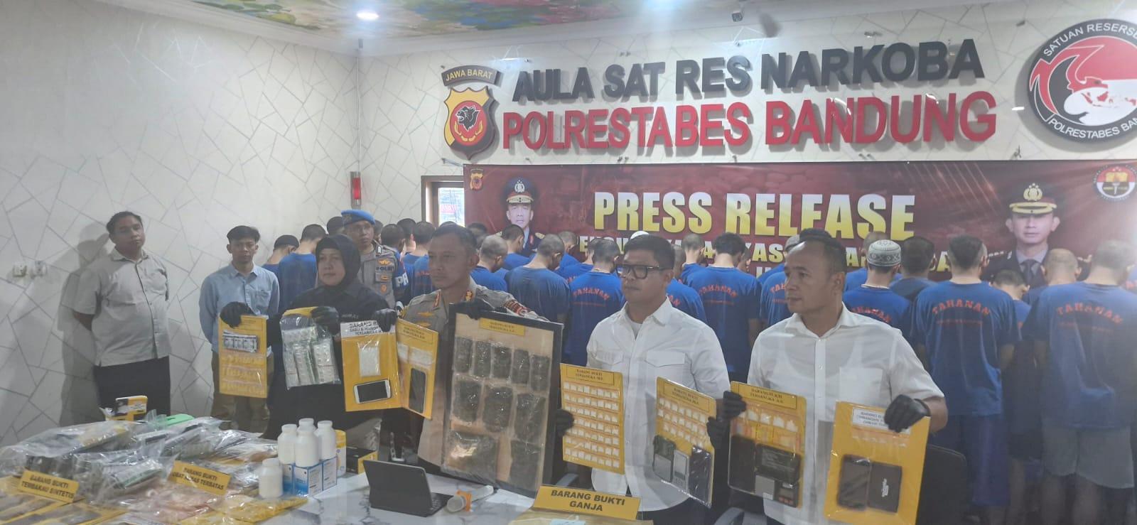 Satresnarkoba-Polrestabes-Bandung-berhasil-mengungkap-kasus-narkotika.jpg
