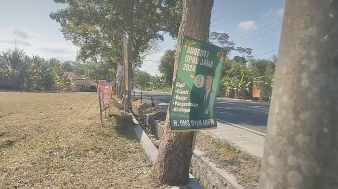 Satu-banner-kampanye-yang-terpasang-di-pohon.jpg