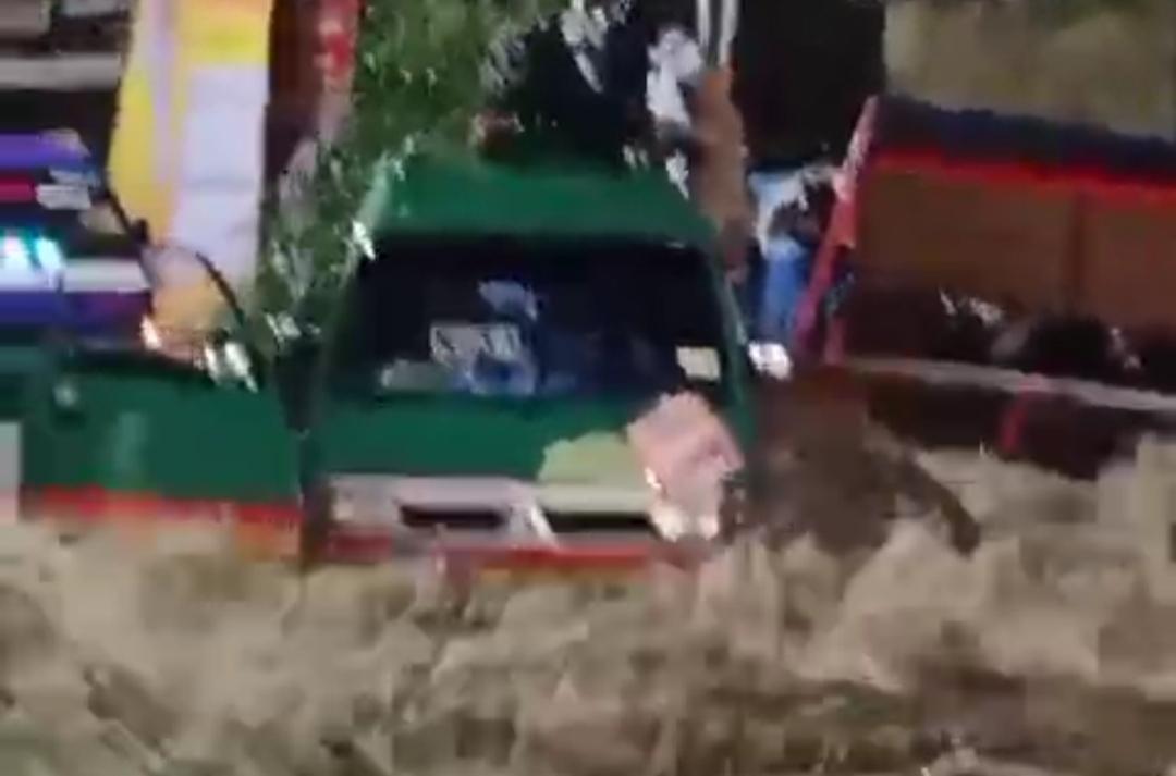 Satu-unit-mobil-angkot-terseret-banjir-di-Jalan-Mahar-Martanegara.jpg