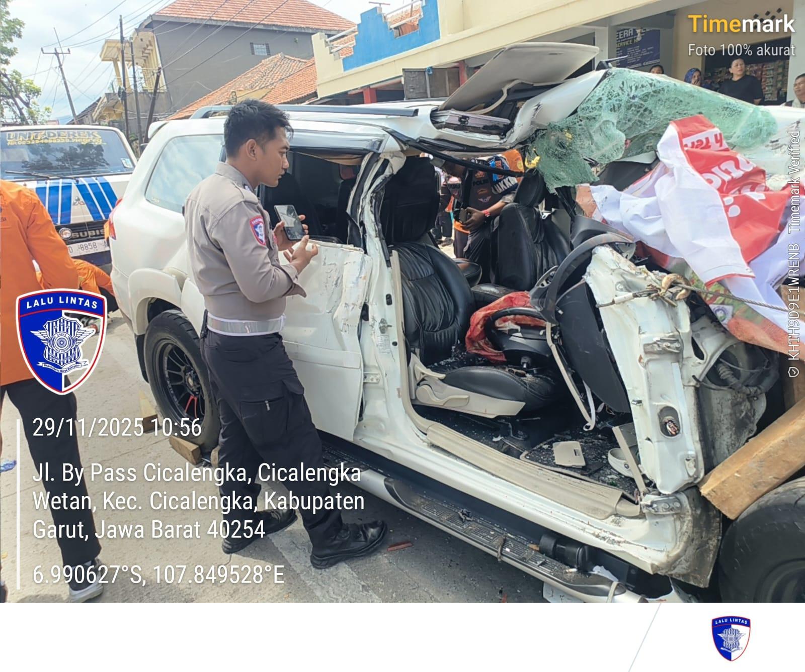 Sebuah-mobil-Mitsubishi-Pajero-terlibat-kecelakaan.jpg