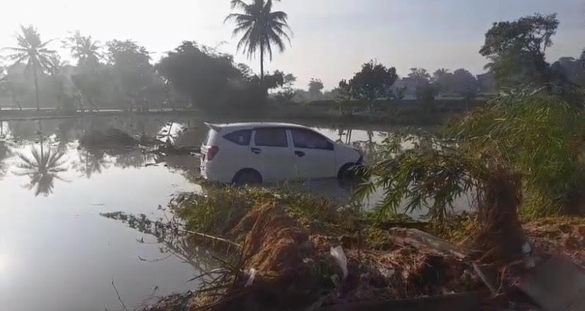 Sebuah-mobil-terlihat-berada-di-tengah-sawah-di-Cianjur.jpg