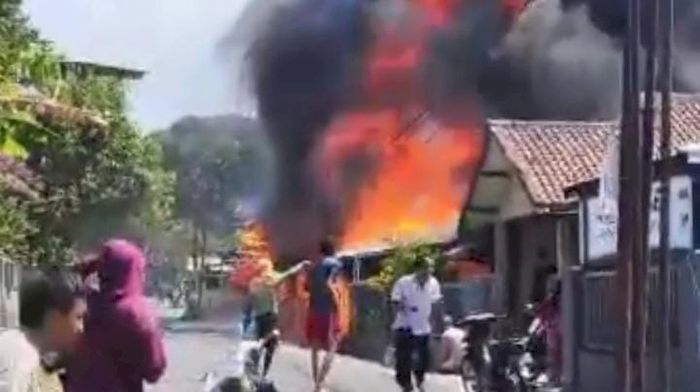 Sebuah-tempat-pengisian-bahan-bakar-atau-pom-mini-terbakar.jpg