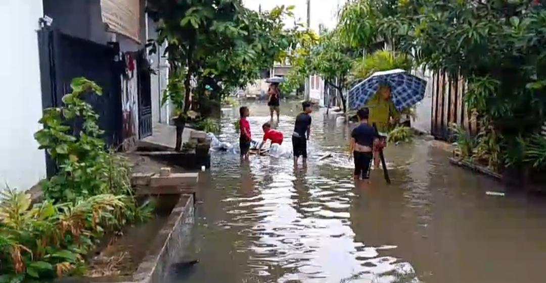 Sejumlah-anak-di-Karawang-sedang-bermain-air-Senin-2612025.jpg