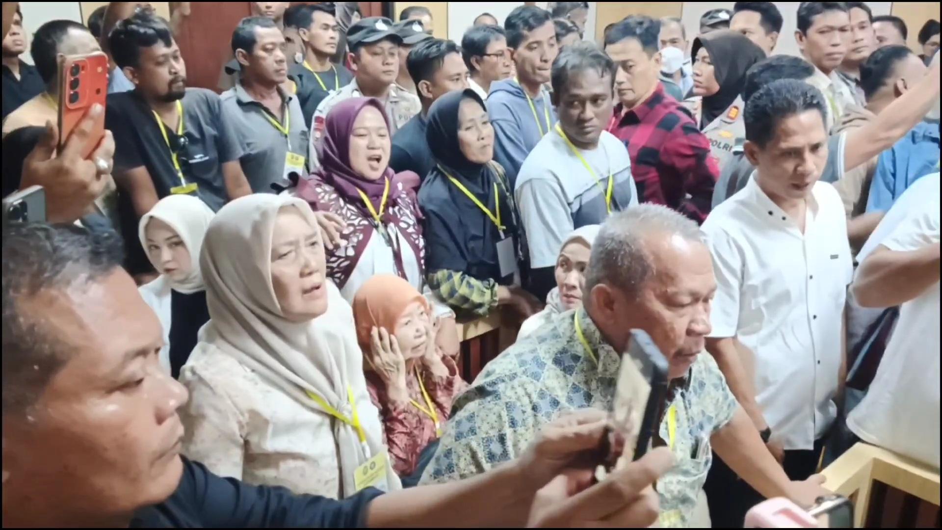 Sejumlah-keluarga-korban-meneriaki-kedua-terdakwa-di-PN-Indramayu.jpg