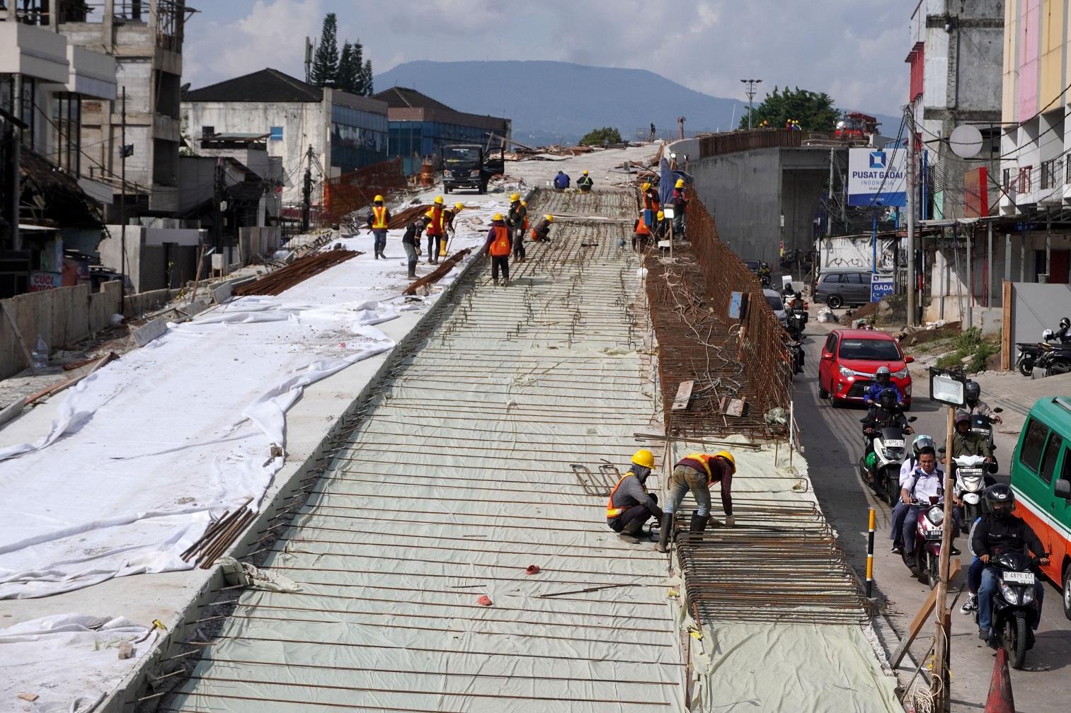 Sejumlah-pekerja-saat-menyelesaikan-pembangunan-Flyover-Nurtanio.jpg