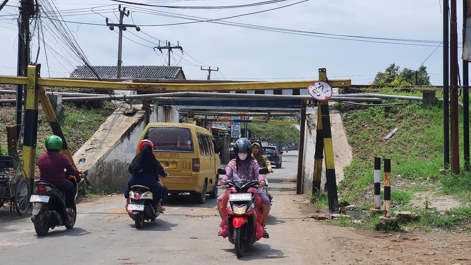 Sejumlah-pengendara-melintasi-underpass-Jatibarang.jpg