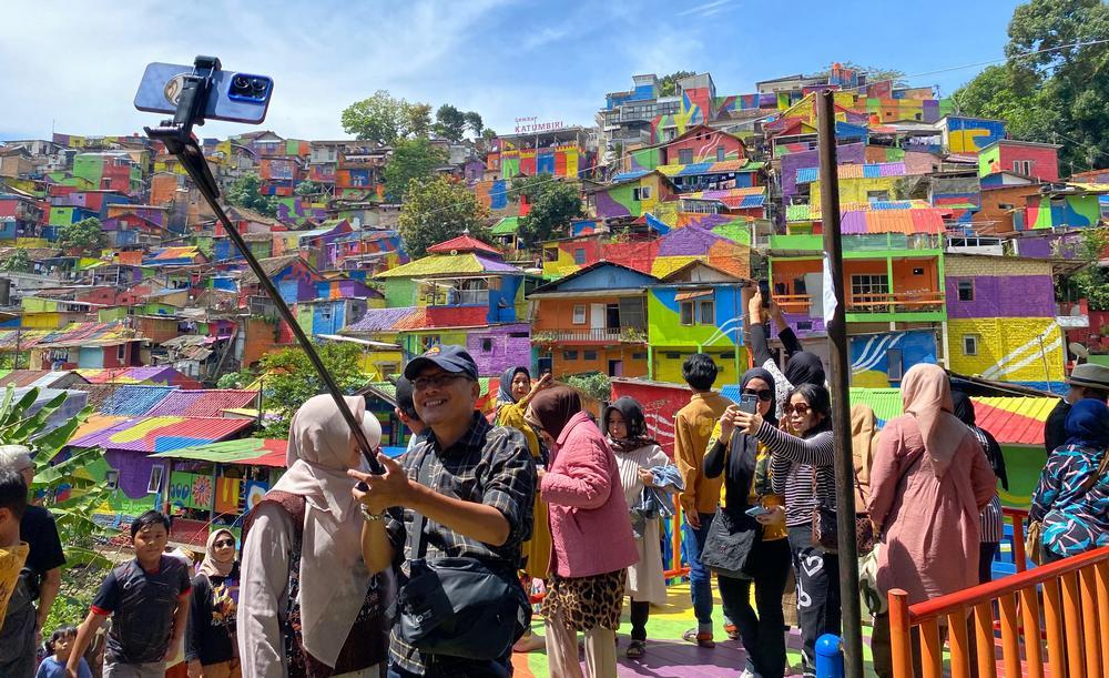 Sejumlah-pengunjung-saat-berswafoto-dengan-latar-belakang-Lembur-Katumbiri-Kota-Bandung.jpg