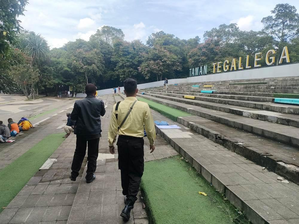 Sejumlah-pengunjung-tengah-mencari-koin-jagat-di-taman-Tegalega-Kota-Bandung.jpg