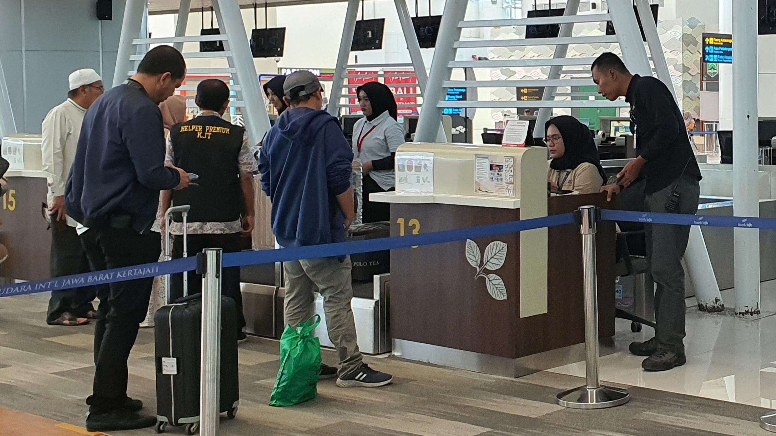 Sejumlah-penumpang-saat-melakukan-check-in.jpg