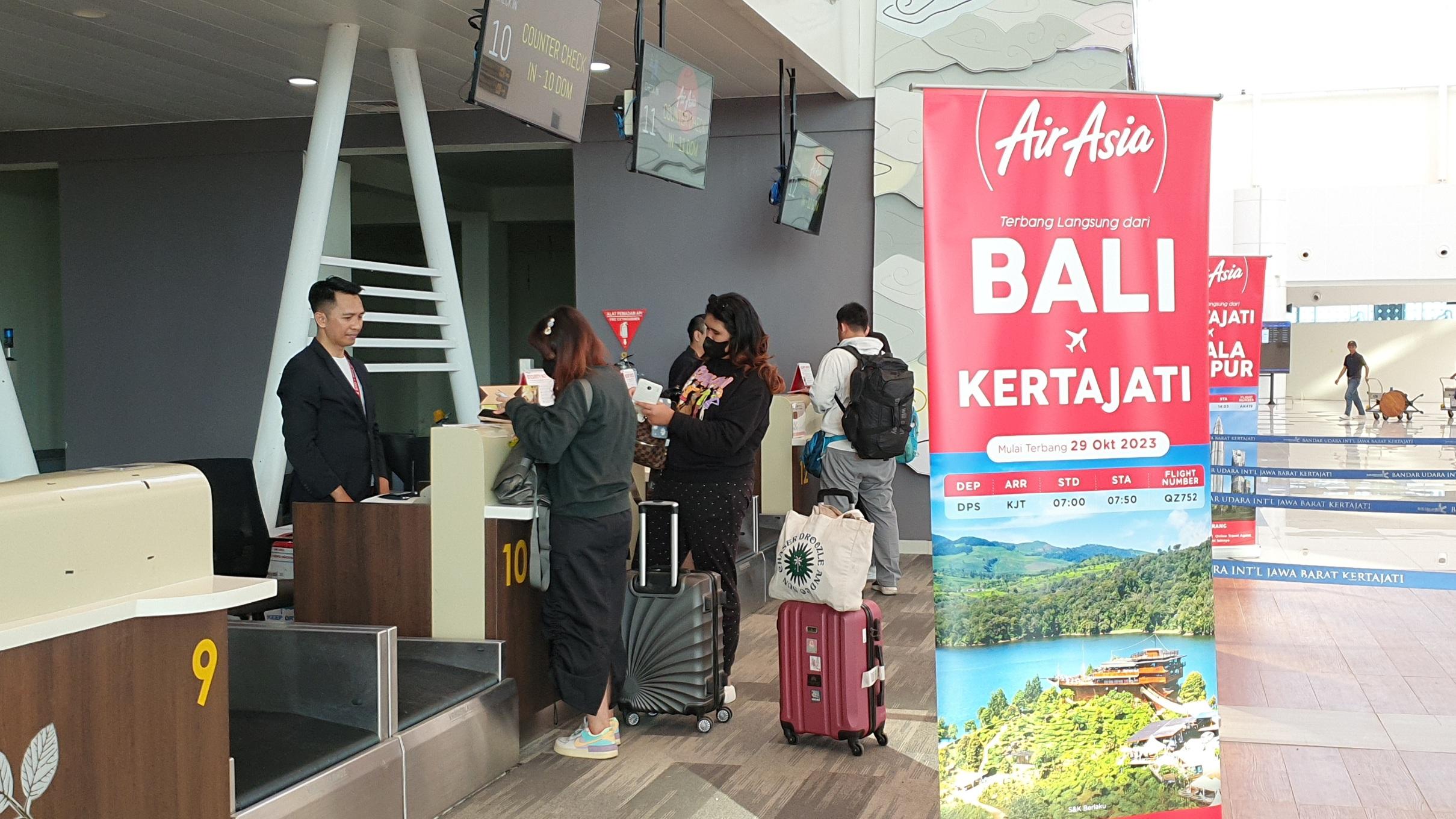 Sejumlah-penumpang-tujuan-Bali-saat-check-in-di-counter-BIJB-Kertajati.jpg