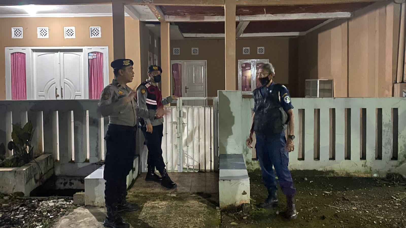 Sejumlah-personel-Polres-Majalengka-sedang-berpatroli-ke-rumah-kosong.jpg